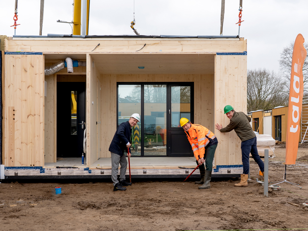 Werkschoenen aan. Bouwhelm op. Plaatsen maar!