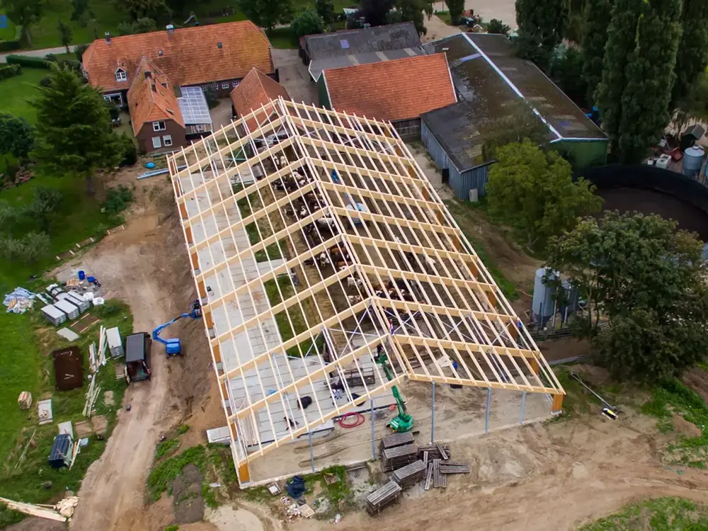 Houten stal biologische melkveehouderij