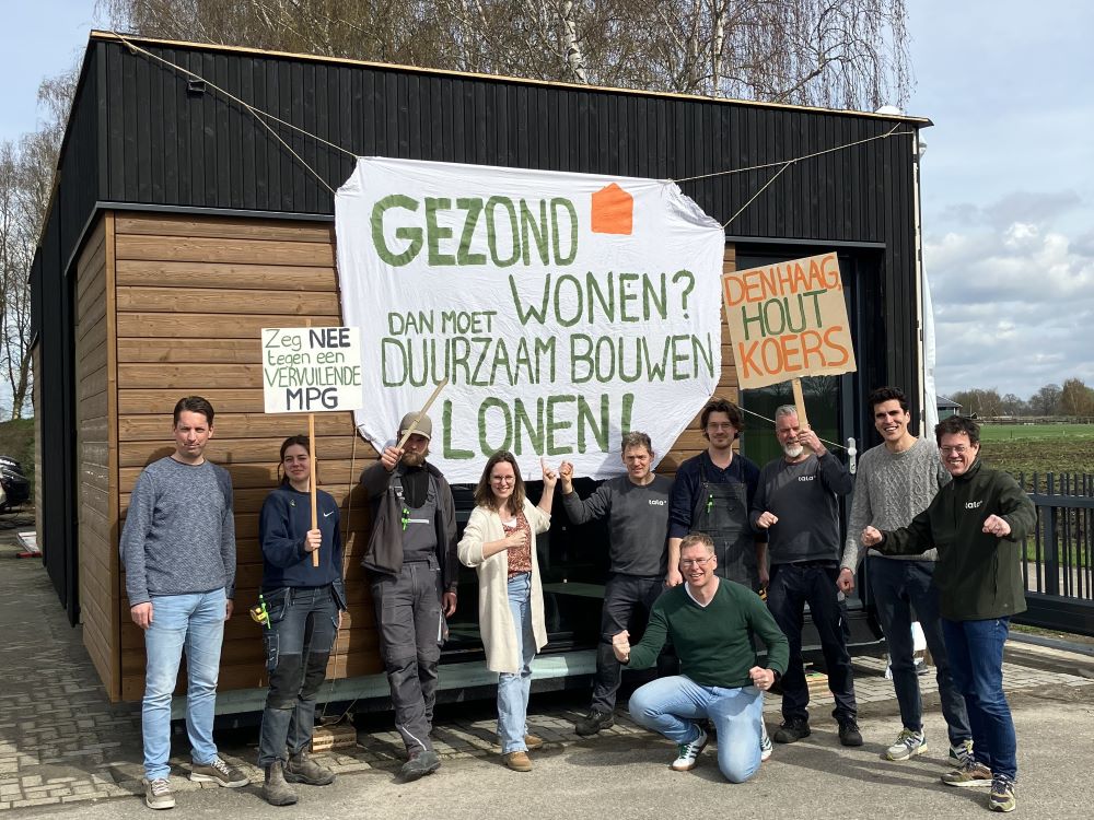 1 april: Tala blokkeert de A1 met houten woningen